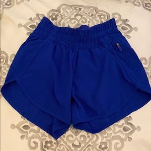 size 2 lululemon tracker shorts 😇
